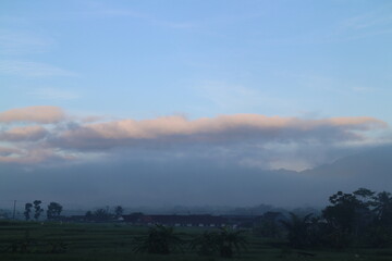 natural scenery, sky, clouds, fog, rice fields, trees and mountains.