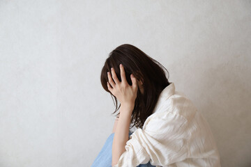 頭を抱える女性