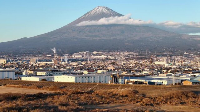 静岡県富士市、駿河湾上空からの富士山の映像です。