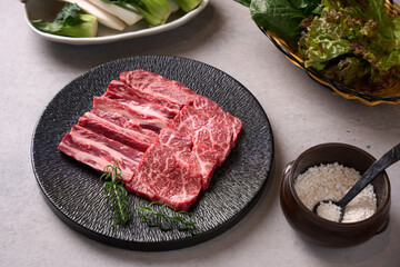 국내산 한우 등심 갈비살은 천일염으로 찍어먹어야 맛있다.