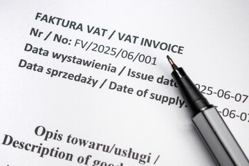 Zbliżenie na fragment faktury VAT, ksef