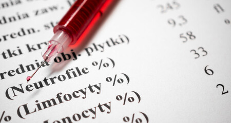 Morfologia krwi, pobrana krew leży na wynikach badań, analiza laboratoryjna 