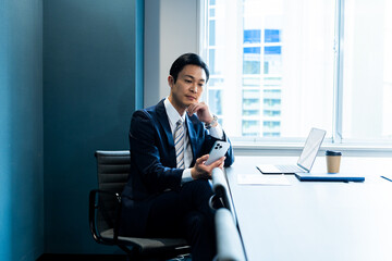 スマホを持つビジネスマン