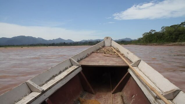 Motorboot auf dem Rio Beni bei Rurrenabaque, Bolivien