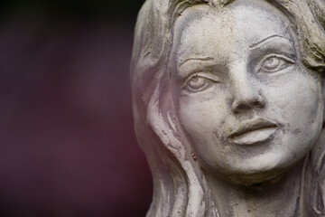 Nahaufnahme einer antiken Frauenb&uuml;ste aus Stein mit melancholischem Ausdruck