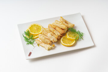 오징어를 밀가루 튀김가루 반죽에 넣어서 튀긴 분식 오징어튀김