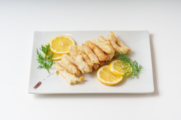 오징어를 밀가루 튀김가루 반죽에 넣어서 튀긴 분식 오징어튀김