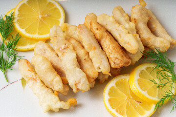 오징어를 밀가루 튀김가루 반죽에 넣어서 튀긴 분식 오징어튀김