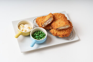 돈까스안에 모짜렐라 치즈를 넣어 만든 치즈 돈까스