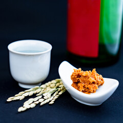 米の恵 日本酒 を 味噌 を つまみ に お猪口 で 飲む 【 日本 の サケ 文化 】