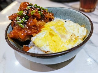 Savory Perfection! Black Pepper Beef Rice topped with a golden fried egg, a harmonious blend of flavors and textures.