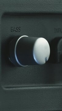 Adjusting the bass sub buffer knob for optimal sound quality in audio settings