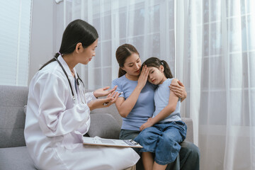 Obraz premium A smiling doctor examines a cute little girl at home, providing gentle care and health advice in a warm atmosphere.