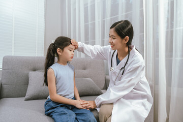 Obraz premium A smiling doctor examines a cute little girl at home, providing gentle care and health advice in a warm atmosphere.