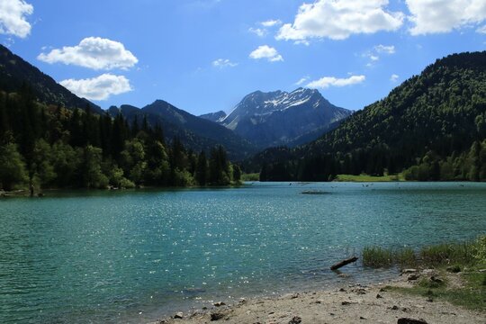 lac Vallon aux eaux bleues turquoises, , au pied de la montagne du roc d'Enfer, situ&eacute; &agrave; Bellevaux, dans le Chablais, en Haute-Savoie