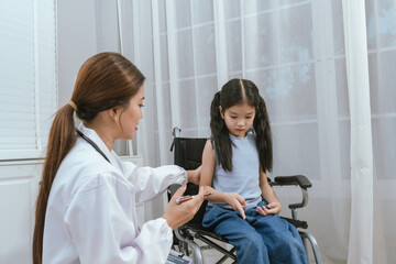 Obraz premium A smiling doctor examines a cute little girl at home, providing gentle care and health advice in a warm atmosphere.