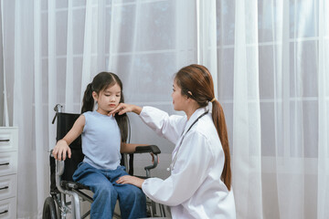 Obraz premium A smiling doctor examines a cute little girl at home, providing gentle care and health advice in a warm atmosphere.