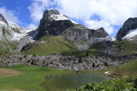 lac de la case d'Oche au printemps, situ&eacute; au pied de la dent d'Oche et du col de la porte d'Oche , dans le Chablais en Haute Savoie