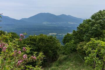 日本の岡山県と鳥取県にまたがる三平山の美しい初夏の風景