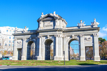 Obraz premium スペインマドリードにあるアルカラ門の美しい風景