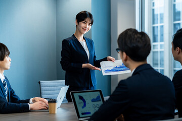 ミーティングするビジネスパーソン