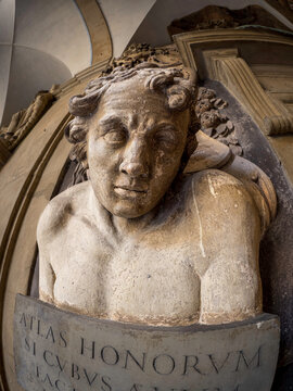Busto barocco su lapide nel cortile dell&rsquo;Archiginnasio di Bologna