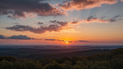 Obraz premium An enchanting sunset illuminating rolling hills in hues.