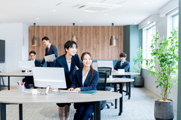 オフィスで働くビジネスウーマン