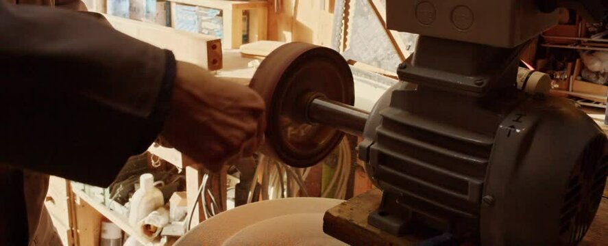 Mani uomo modellano pipa in legno al tornio 5