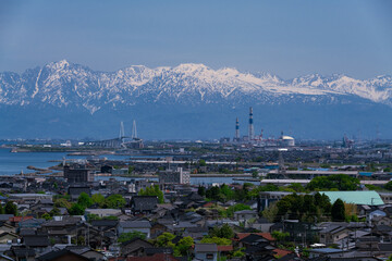 氣多の杜（もり）高志のみはらしから望む新湊大橋と立山連峰