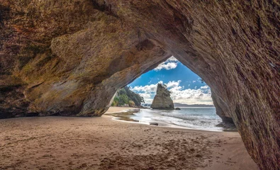 Fototapeten Walking under the stunning Cathedral Cove Arch with the Te Hoho Sea Stack and the beach in the background, Cathedral Cove, Mercury Bay Marine Reserve, Coromandel Peninsula, New Zealand © Luis