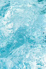 Obraz premium Gentle ripples and bubbles on a bright blue water surface create a serene and refreshing atmosphere
