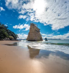 Selbstklebende Fototapeten Te Hoho Rock, a prominent sea stack  within Cathedral Cove in the Mercury Bay Marine Reserve on New Zealand's Coromandel Peninsula. © Luis