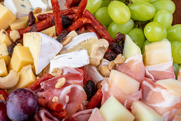 ser, kabanos, salami, orzeszki, rodzynki, jedzenie, jarzyna, papryczka, owoc, świeży, zdrowa, czerwień, cebula, posiłek, dieta, ser, dania, zieleń, płyta, przepyszny, pomidor, szynka parmeńska