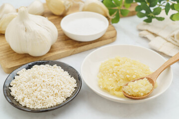 日本の食べ物｜にんにく麹と材料(にんにく・米麹・塩)