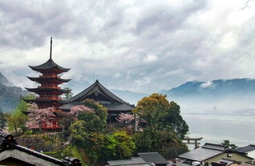 uno scorcio di una cittadina sull'isola di Miyajima in Giappone 
