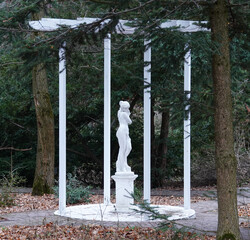 Sculpture of a naked girl in the park