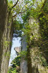 日本の観光地の風景【千葉県】鋸山・岩の壁と奥にみえる地獄のぞき