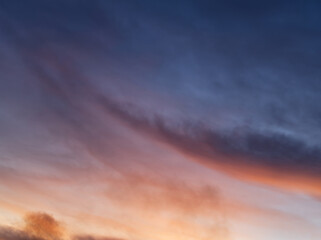 Obraz premium Golden twilight sky with faint cloud streaks.Color-splashed at sunset with warm hues. 