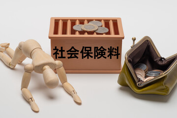 社会保険料にがっくりするデッサン人形