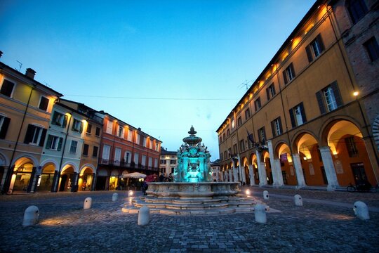 la bella piazza di Cesena illuminata al crepuscolo