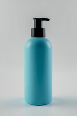 Fototapeta premium Isolated pump bottle mockup in blue color for cosmetic product display