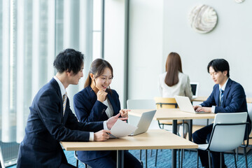 オフィスで働くビジネスマン　撮影協力:スカパー東京メディアセンター