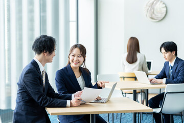 オフィスで働くビジネスマン　撮影協力:スカパー東京メディアセンター