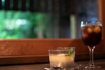 隠れ家カフェで楽しむアイスコーヒーとデザートのひととき