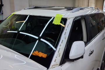Installing windshield on a car with automotive design
