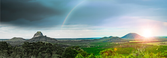 Regenbogen über den Glasshouse Mountains an der sunshine Coast in Queensland, australien