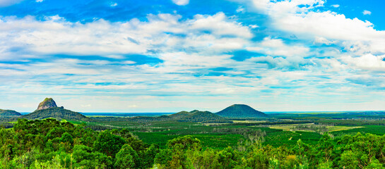 Schöne Grüne Landschaft der Glasshouse mountains in Queensland, Australien