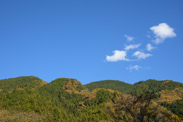 秋の青空と山並み