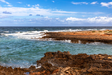 Brandung an der Küste, Bucht von Alcudia bei Betlem, Mallorca